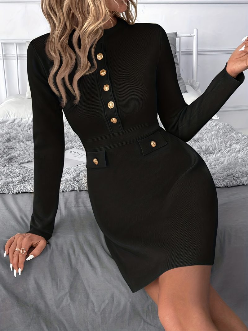 Abito corto da donna elegante con dettagli di bottoni
