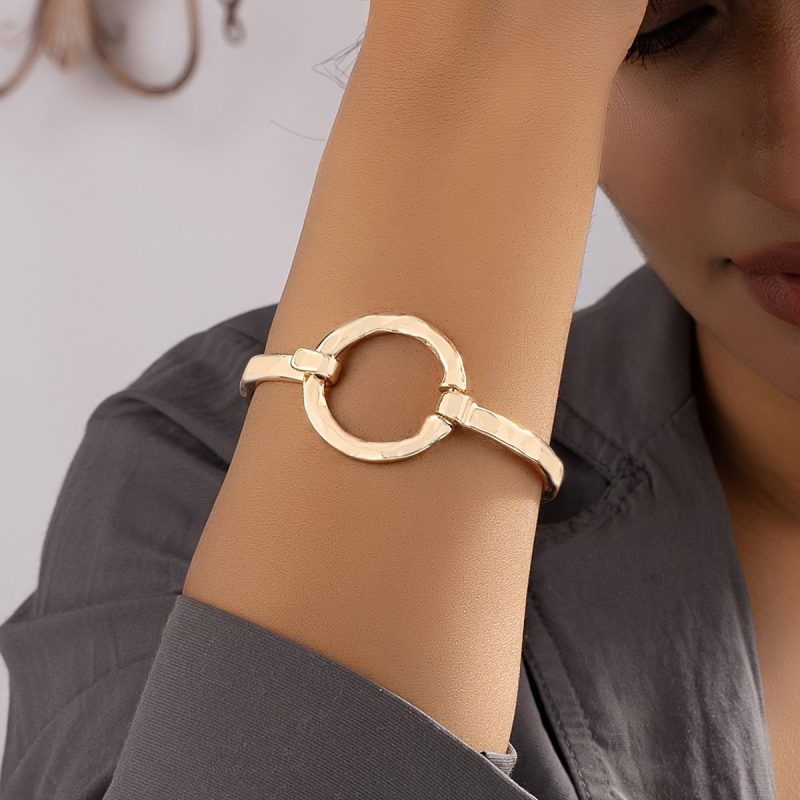 Bracciale geometrico aperto in metallo con un design elegante e minimalista