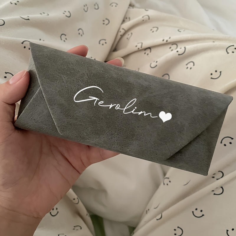 Custodia per occhiali in ecopelle personalizzata con nome e lettere goffrate