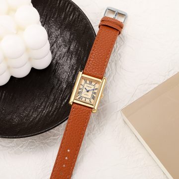 guscio-dorato-faccia-gialla-cintura-marrone