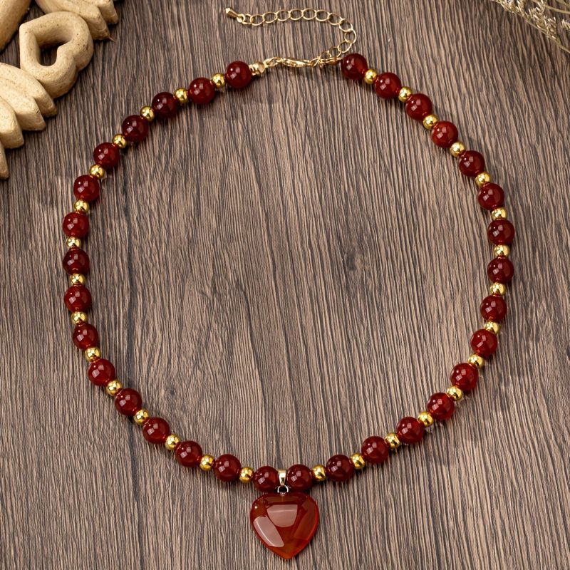 Collana con ciondolo a cuore realizzato con perline di pietra naturale