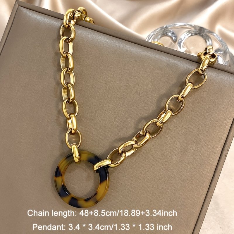 Collana con catena grossa in acciaio inossidabile dorato e ciondolo leopardato rotondo