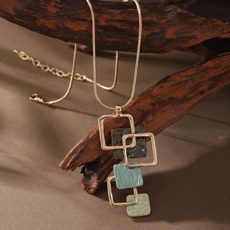 Collana elegante, pendente geometrico, accessorio moda primavera estate 2026