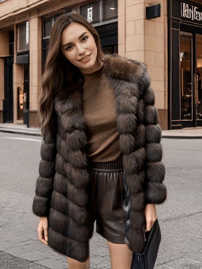 Cappotto in peluche con cappuccio e bottoni nascosti aperto sul davanti, elegante