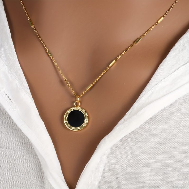 Collana con ciondolo rotondo nero, minimalista e versatile,