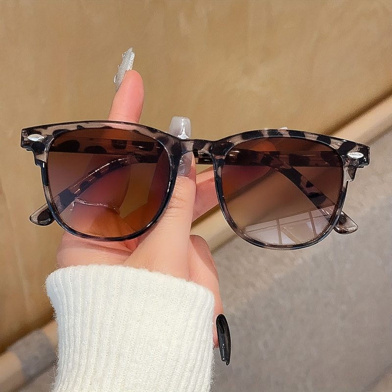 Occhiali ovali da donna alla moda per attività casual