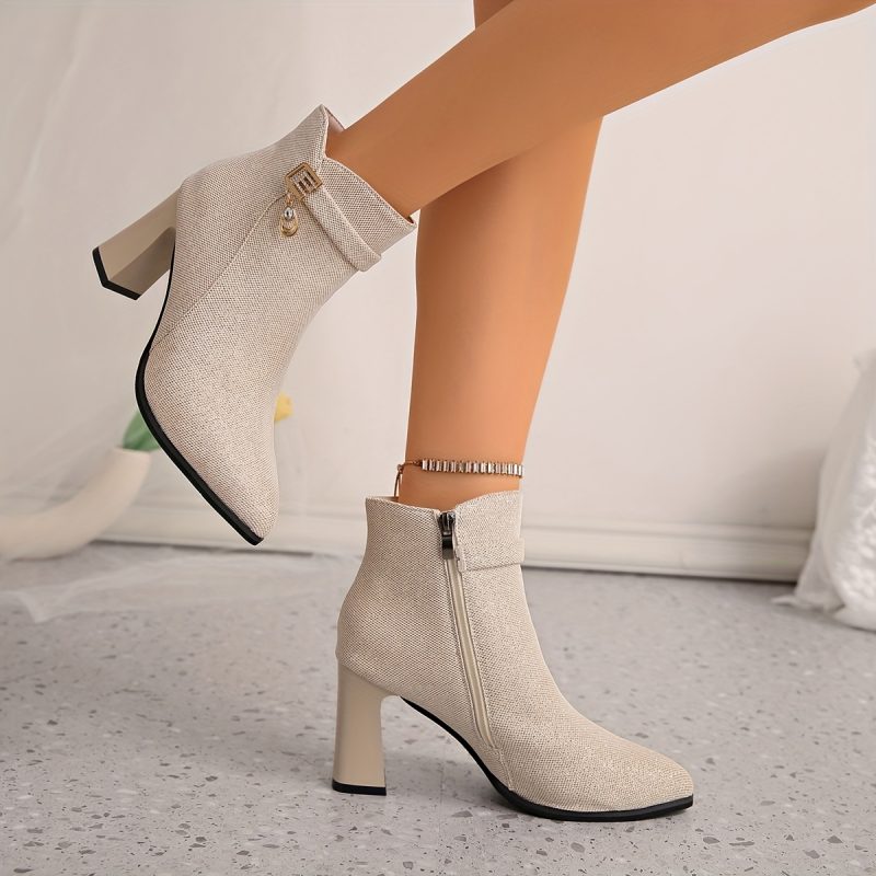 Stivali corti da donna sono eleganti e versatili, scarpe alla caviglia