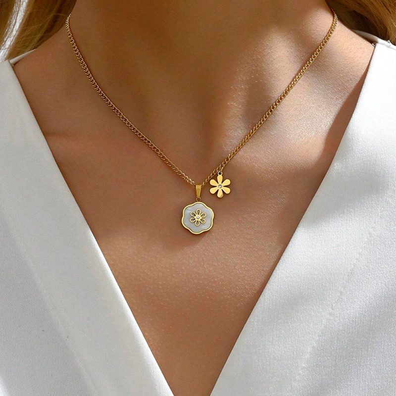 Collana alla clavicola con ciondolo a petalo incorporato,