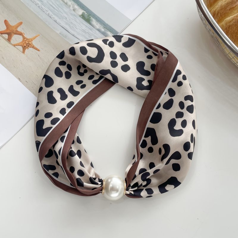 sciarpa presenta un classico motivo leopardato con un'atmosfera vintage moderna,