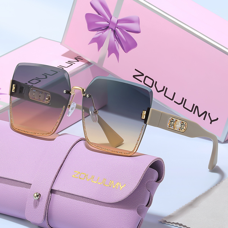 Occhiali da sole quadrati oversize senza montatura, con dettagli decorativi in metallo e perle sulle arcate