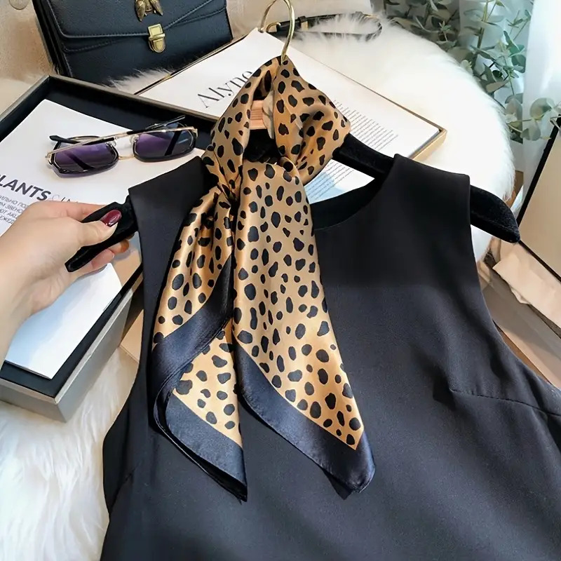 Sciarpa in Seta 100% - Quadrata Marrone con Stampa Classica Leopardata e Punti Neri, Elegante